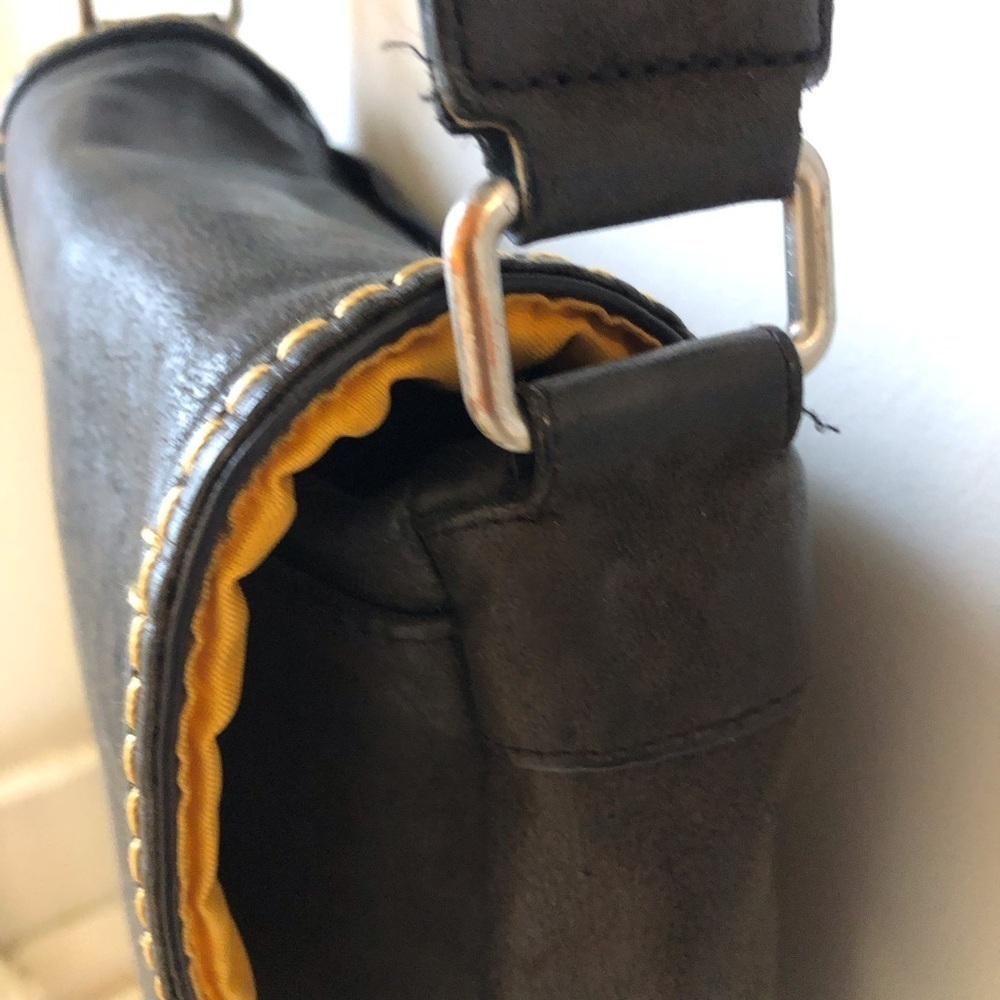 ECCO leather crossbody bag black flap closure adjustable strap minimalist - Picture 5 of 11